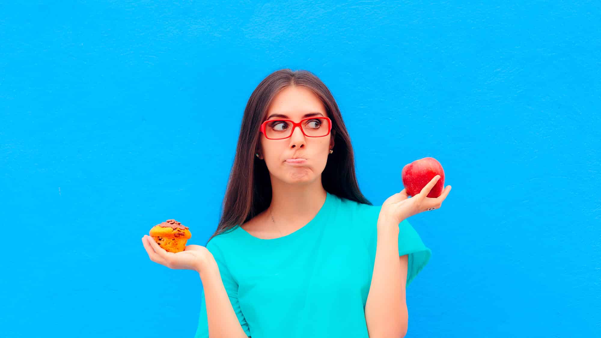 Além dos sintomas característicos dessa fase, temos uma péssima notícia: tem alimentos que são proibidos durante a menstruação. Confira quais: