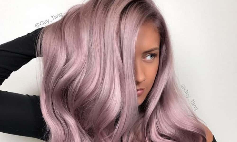 Você usaria cabelo metalizado? Conheça a nova moda