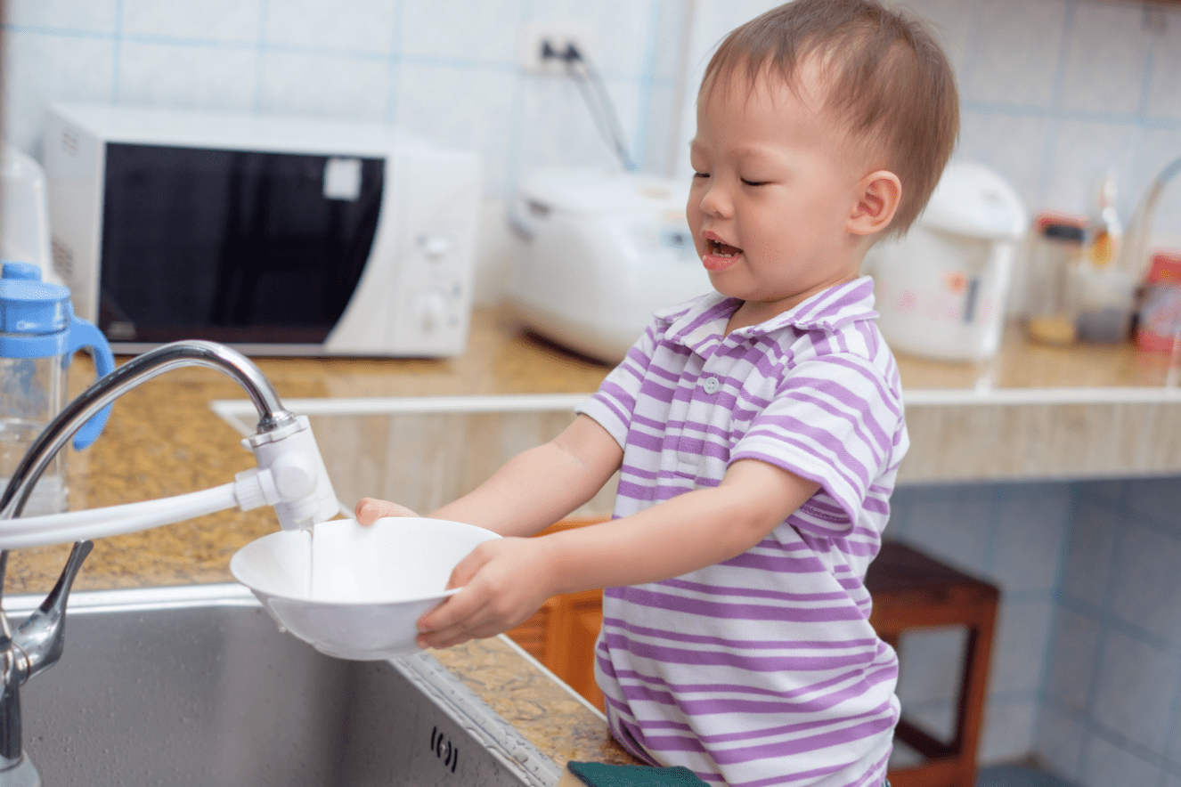 Entenda de que forma seus filhos podem ajudar a cuidar da casa