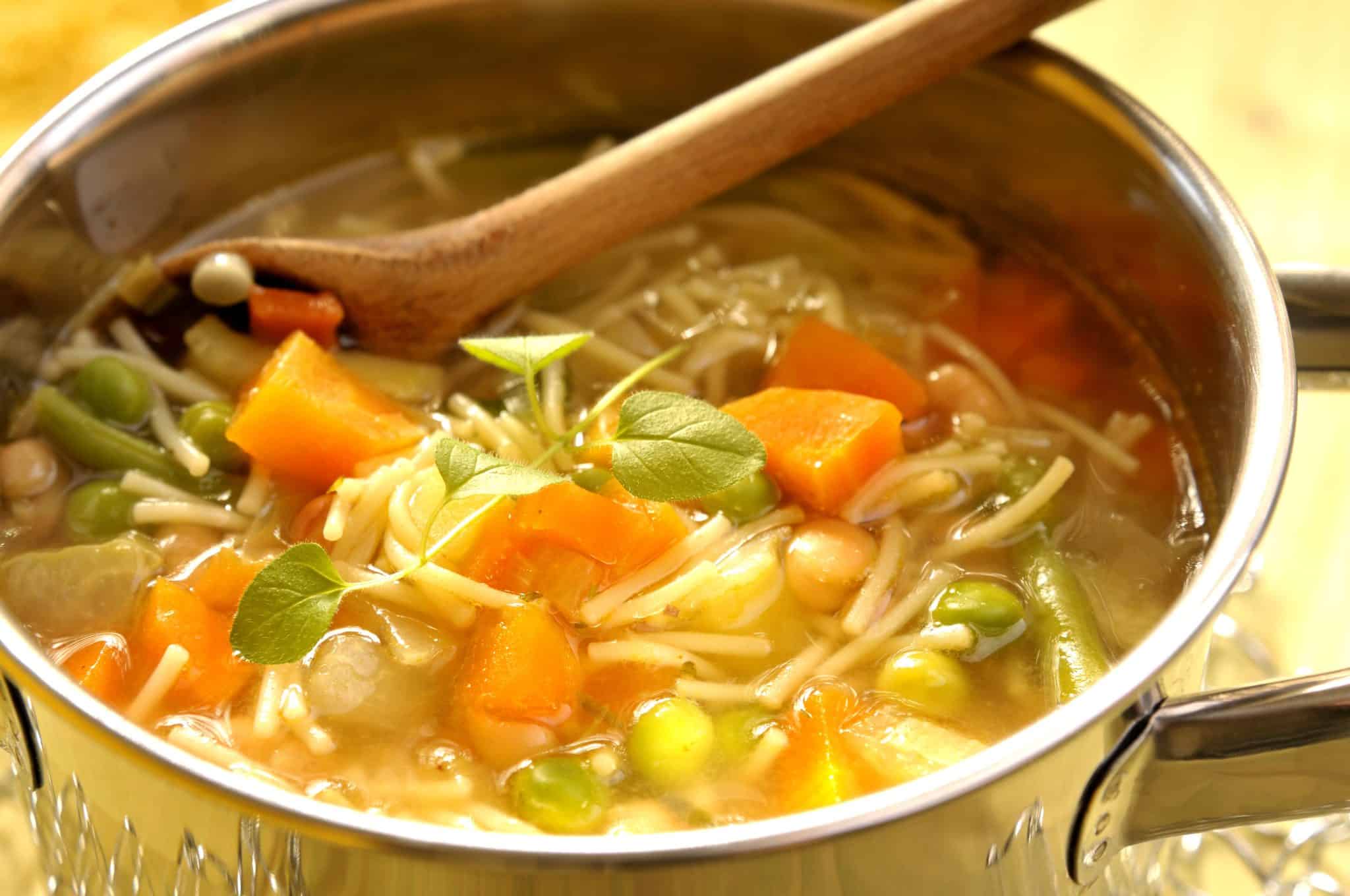 Sopa de carne moída com legumes para dias frios