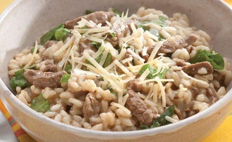 Receita de risoto de carne e rúcula